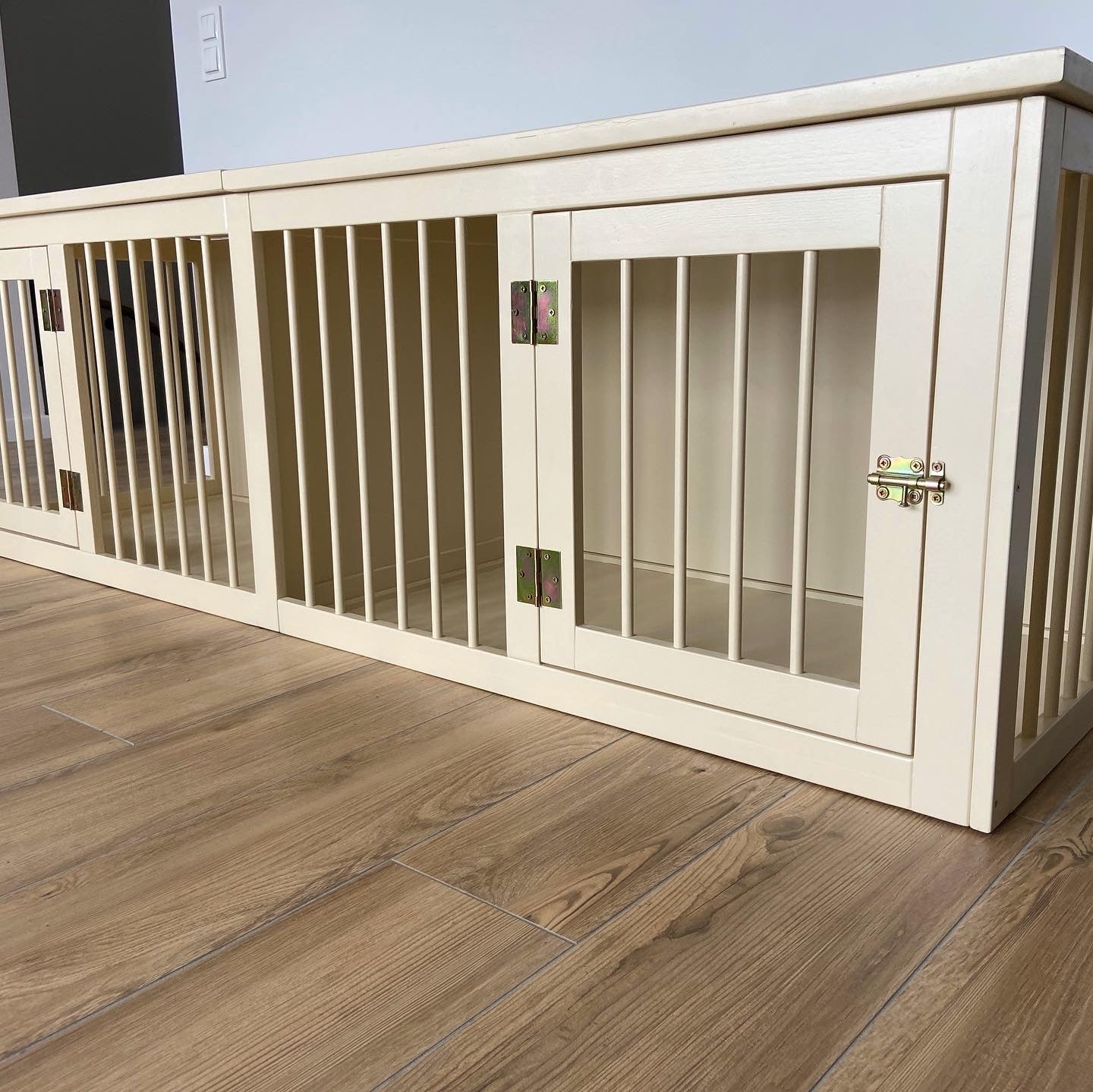 Two-in-One Durable Crate: Beige and Comfortable Housing for Dual Dogs - Image 6