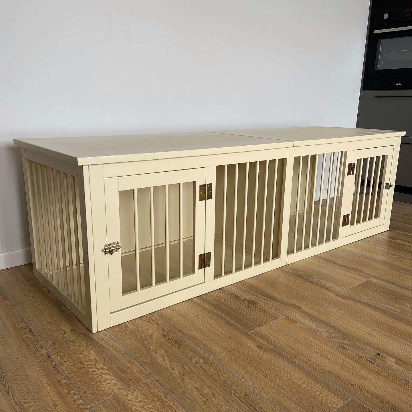 Two-in-One Durable Crate: Beige and Comfortable Housing for Dual Dogs - Image 4