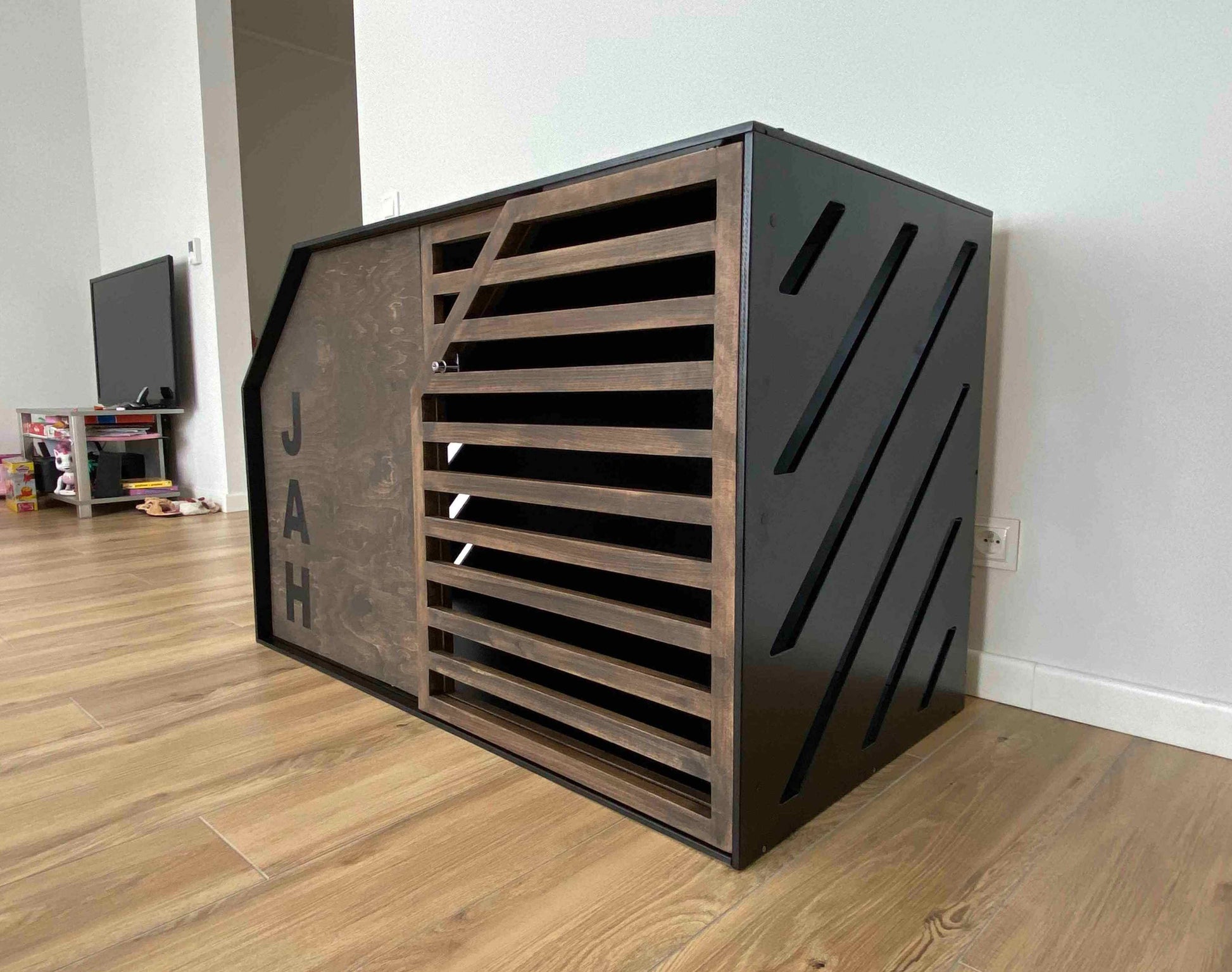 Handcrafted Personalized Dog Crate in Wooden Design - Image 4