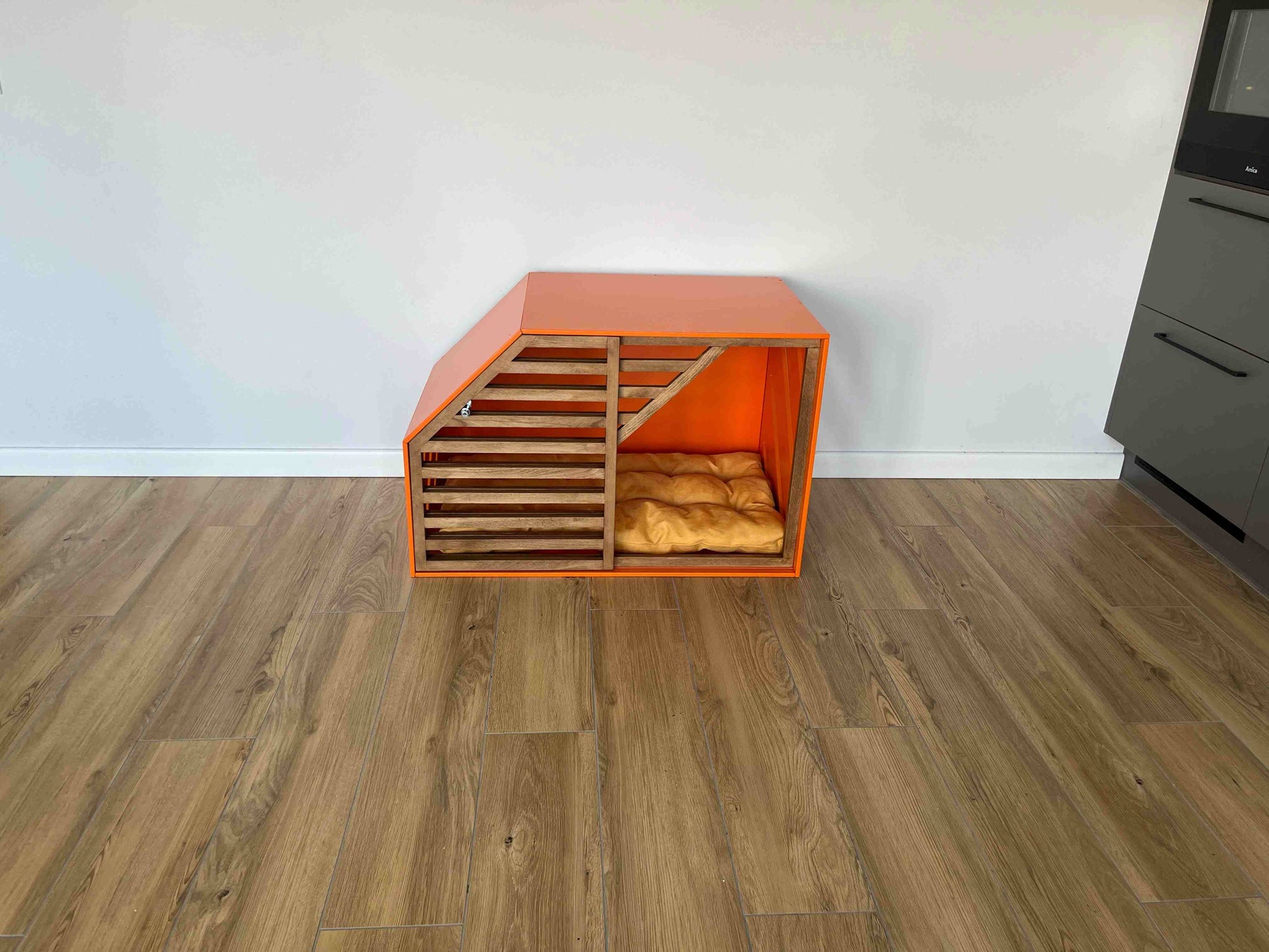Unique Emerald Dog House - Stylish Shelter for Your Furry Companion - Image 7