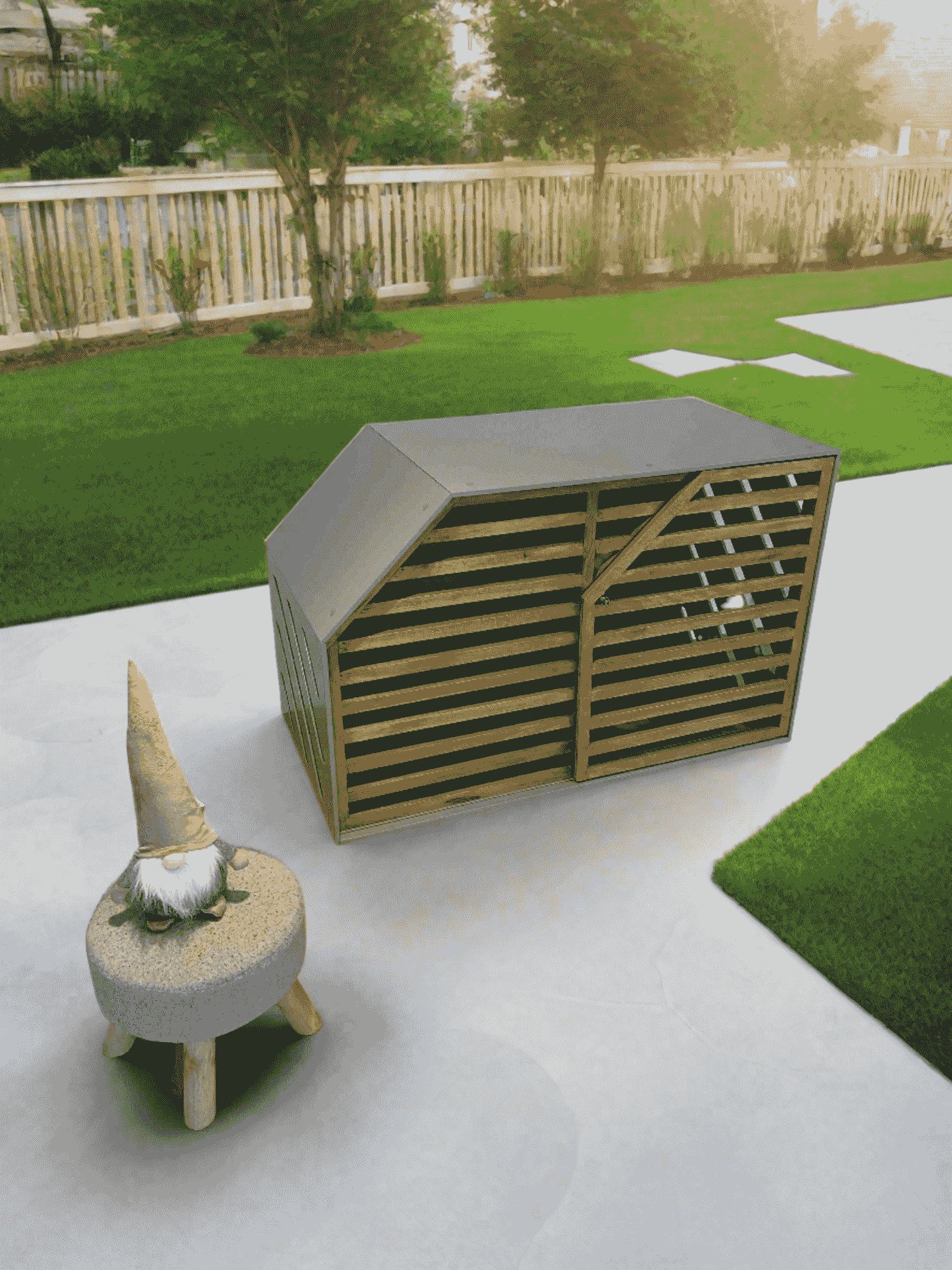 Cozy and Stylish Grey Dog House - The Perfect Home for Your Pet - Image 3