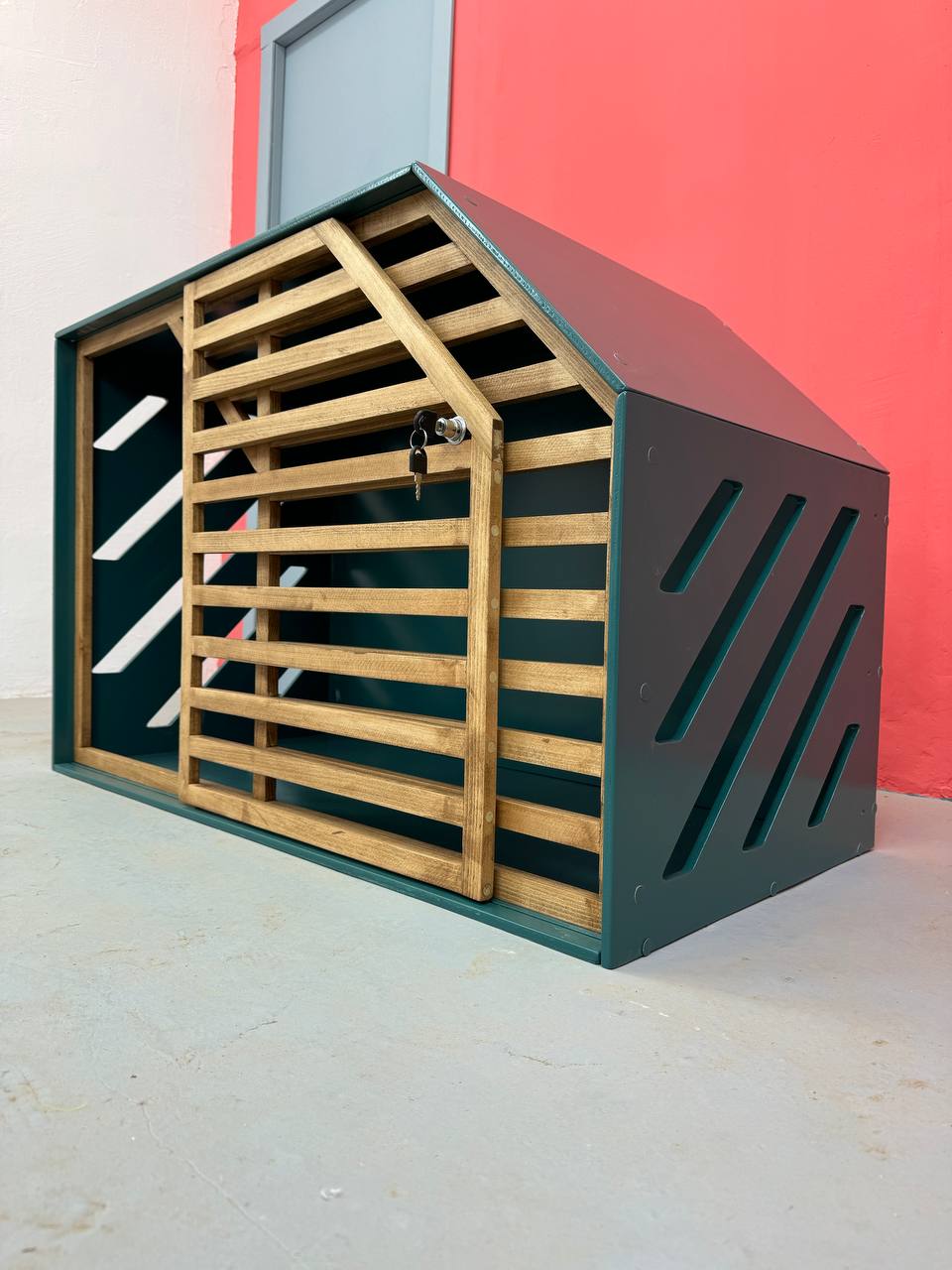 Unique Emerald Dog House - Stylish Shelter for Your Furry Companion - Image 4