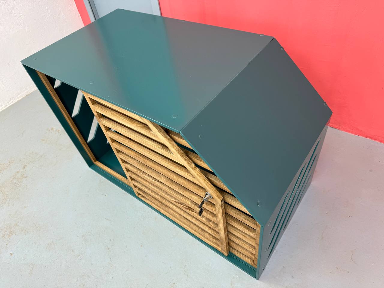 Unique Emerald Dog House - Stylish Shelter for Your Furry Companion - Image 3