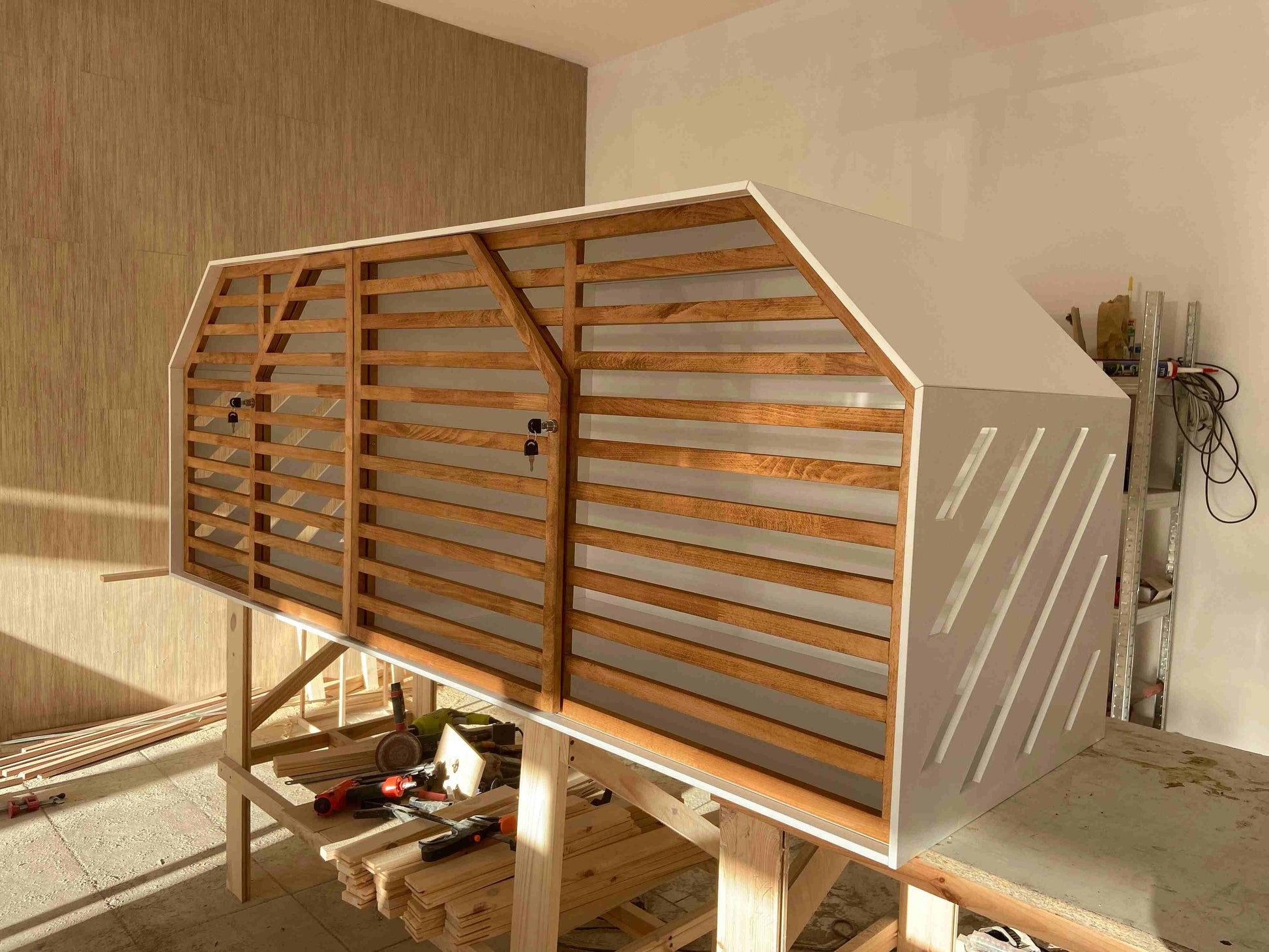 Comfortable and Durable Double Dog House in Elegant White Design - Image 4