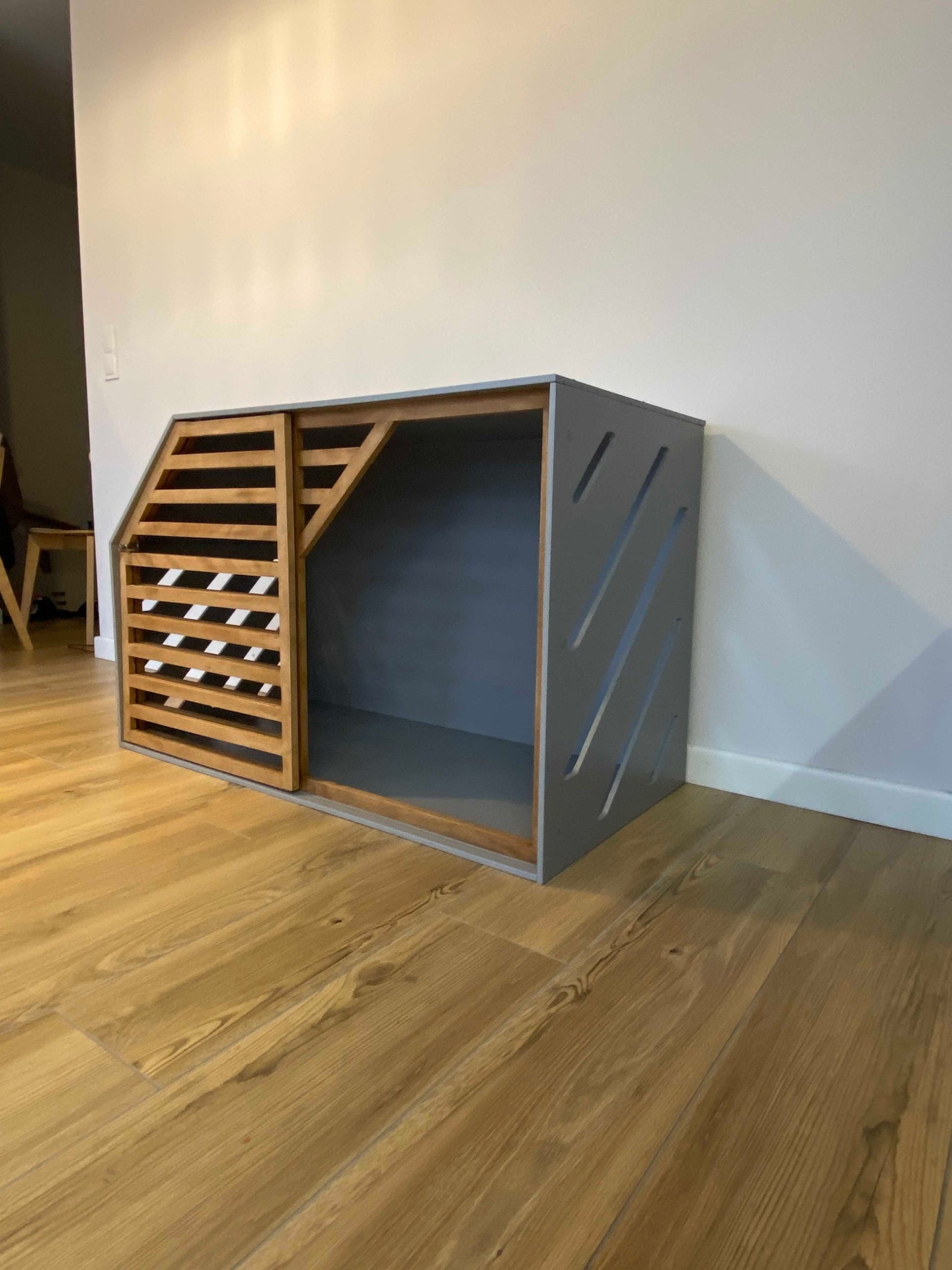 Cozy and Stylish Grey Dog House - The Perfect Home for Your Pet - Image 5